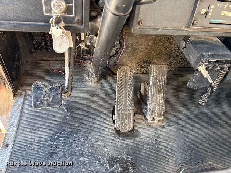 image for item EF2321 1998 Kenworth T600 semi truck