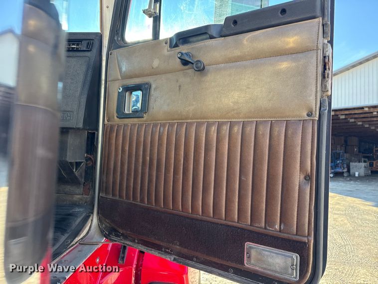 image for item EF2321 1998 Kenworth T600 semi truck