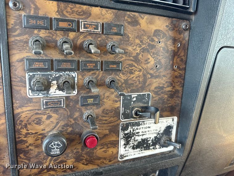 image for item EF2324 1994 Kenworth T660 semi truck