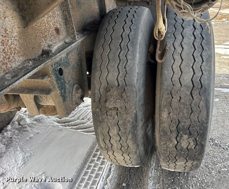 image for item EF2351 2006 Wade flatbed trailer