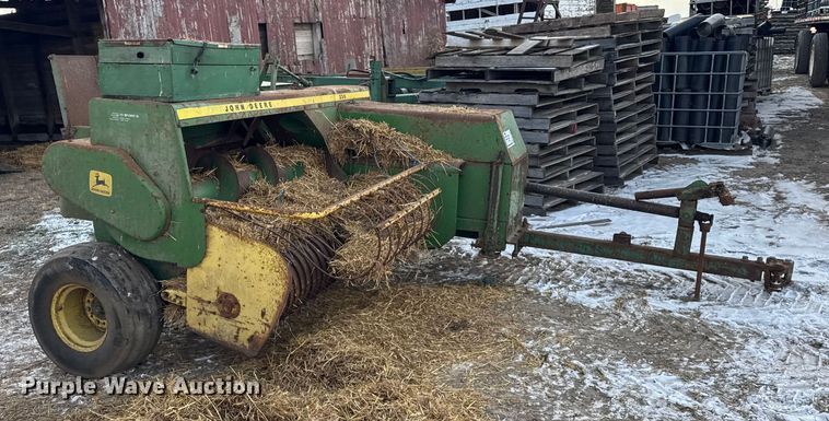 image for item EF2358 John Deere 336 small square baler