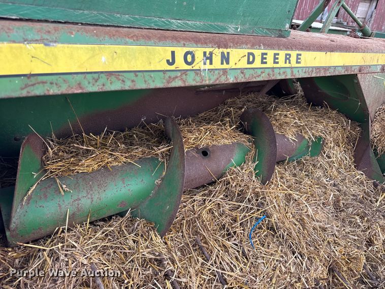 image for item EF2358 John Deere 336 small square baler
