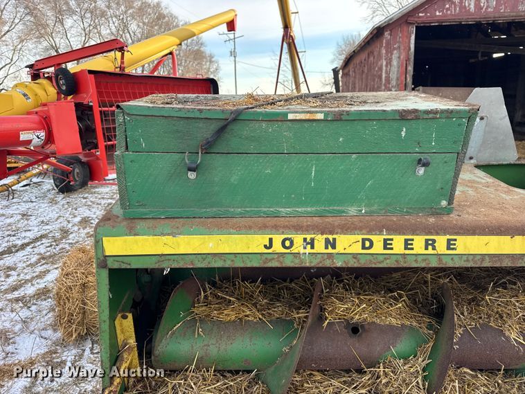 image for item EF2358 John Deere 336 small square baler