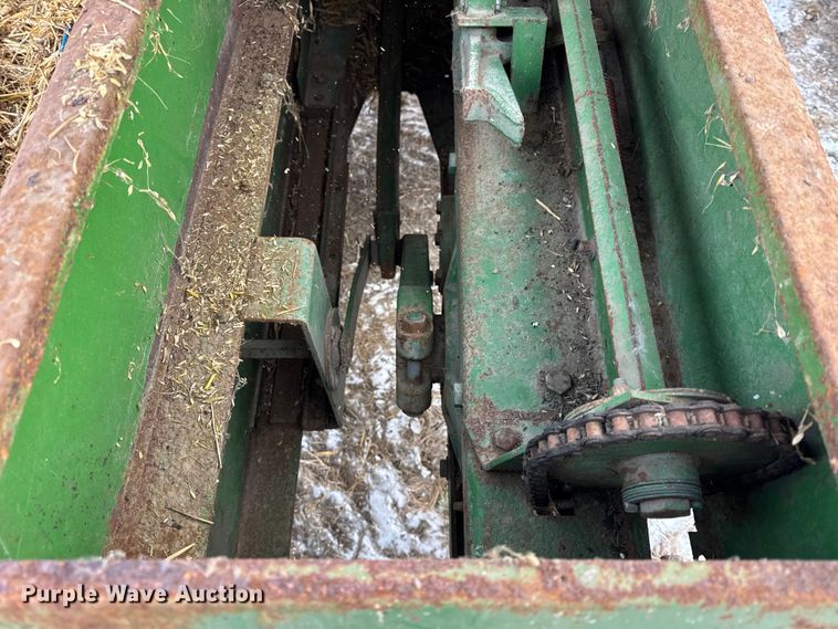 image for item EF2358 John Deere 336 small square baler