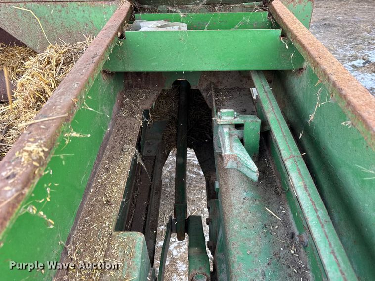 image for item EF2358 John Deere 336 small square baler