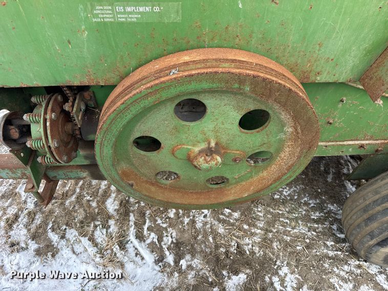 image for item EF2358 John Deere 336 small square baler