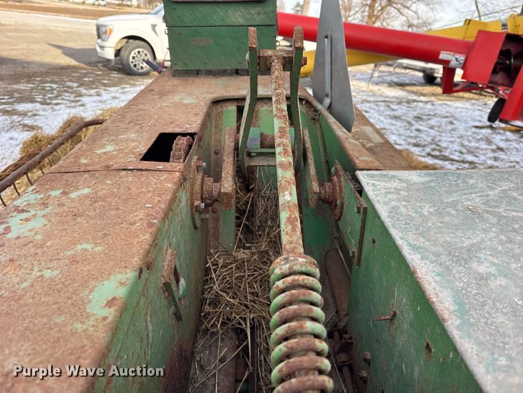 image for item EF2358 John Deere 336 small square baler