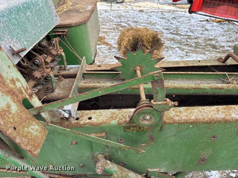 image for item EF2358 John Deere 336 small square baler