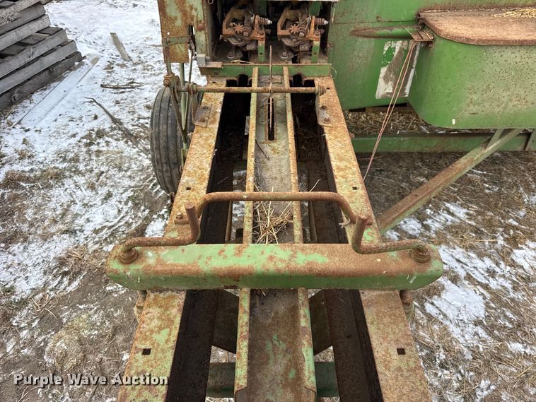 image for item EF2358 John Deere 336 small square baler