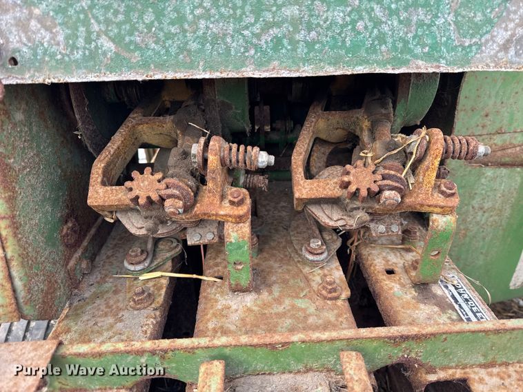 image for item EF2358 John Deere 336 small square baler