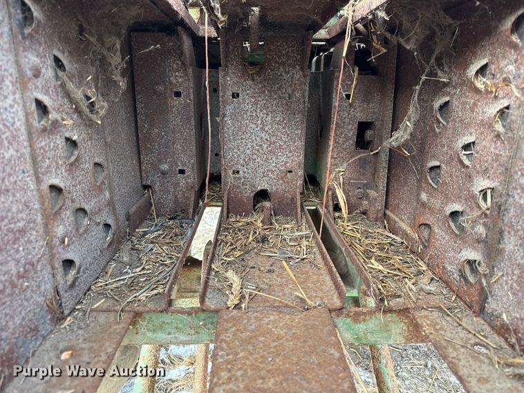 image for item EF2358 John Deere 336 small square baler