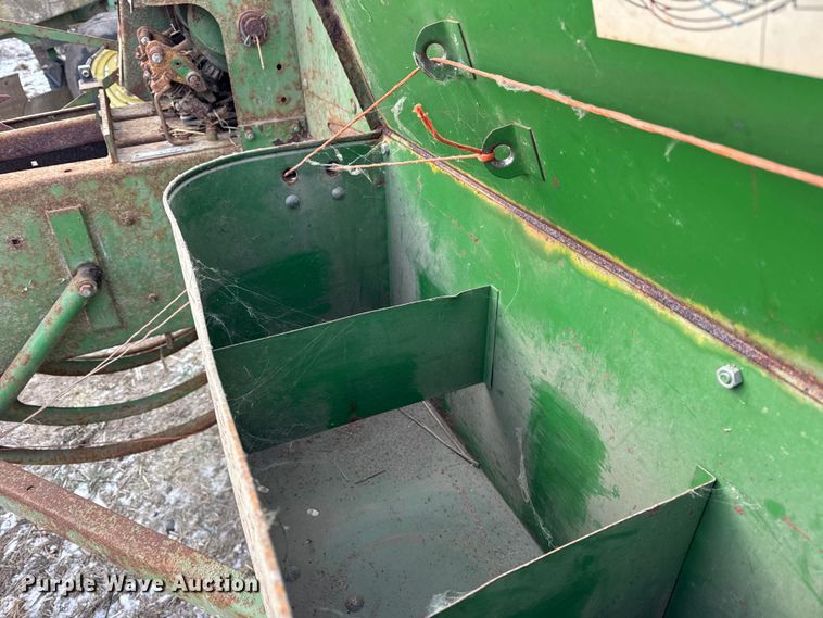 image for item EF2358 John Deere 336 small square baler