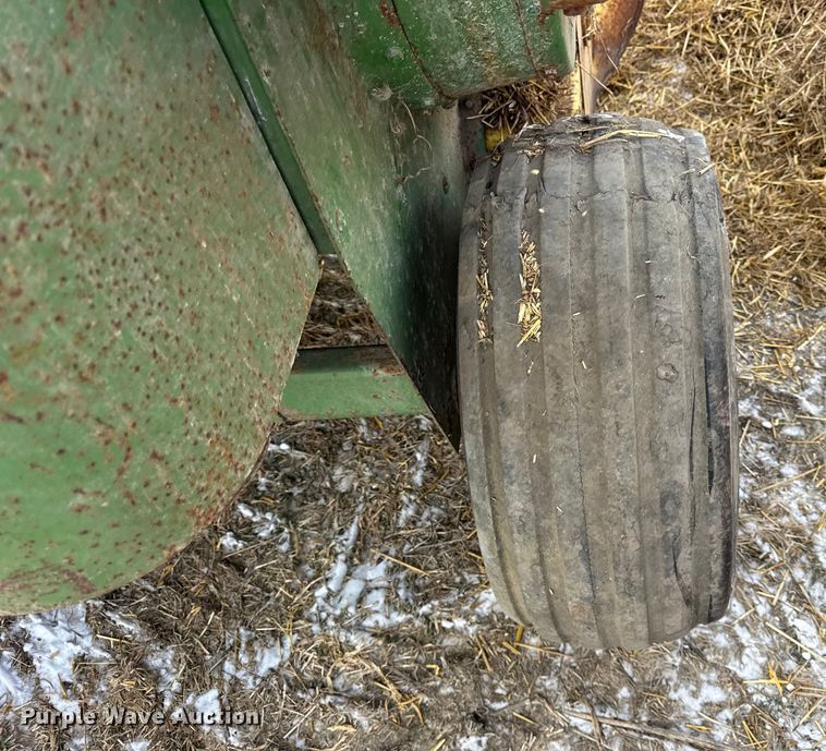 image for item EF2358 John Deere 336 small square baler