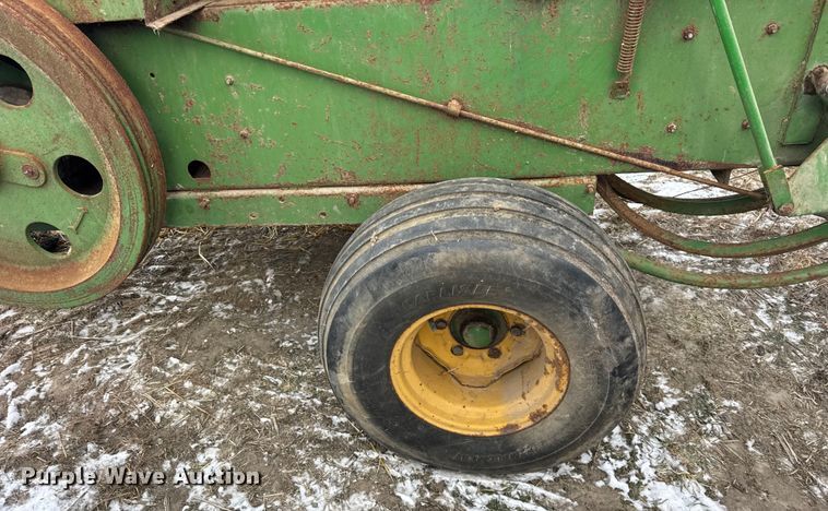 image for item EF2358 John Deere 336 small square baler