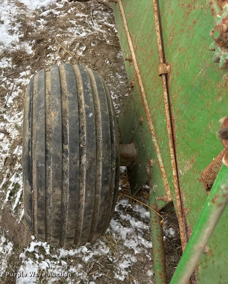 image for item EF2358 John Deere 336 small square baler