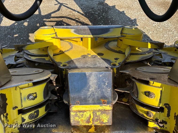image for item EF2420 2013 John Deere 698 rotary forage head