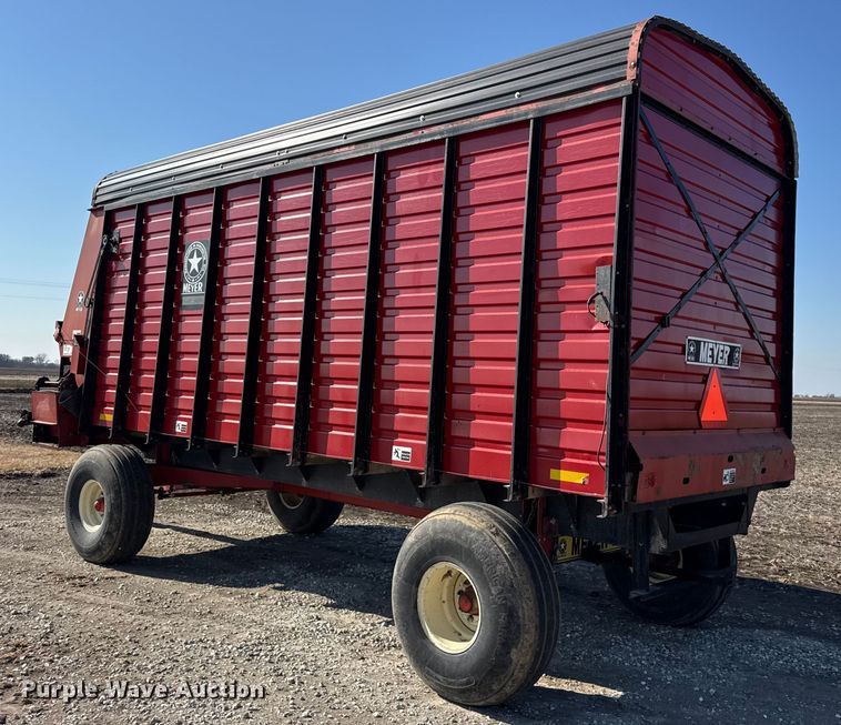image for item EF2422 Meyer 4618 silage wagon