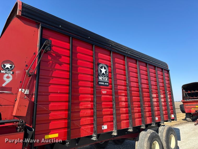 image for item EF2424 Meyer 4518 silage wagon