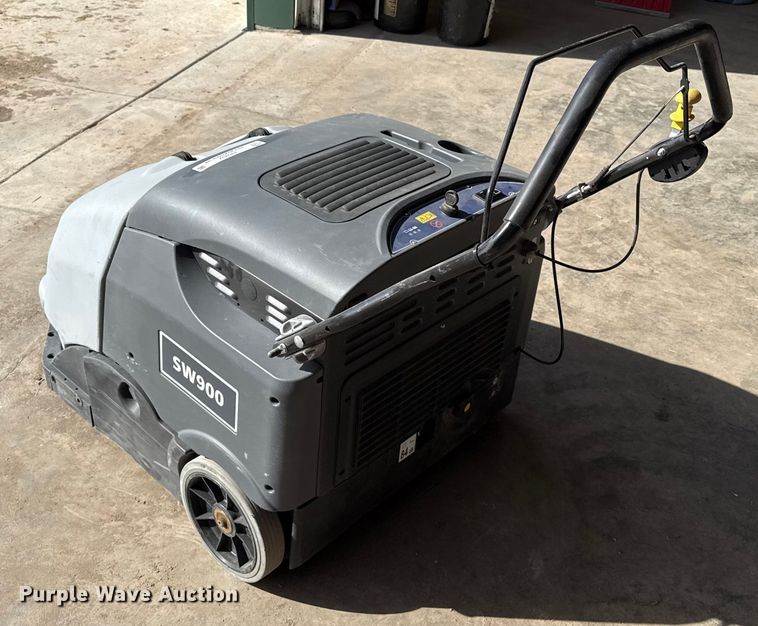 image for item EP2892 Advance SW900 floor scrubber