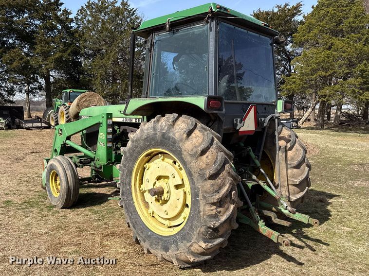 image for item ES5877 1983 John Deere 2950 tractor