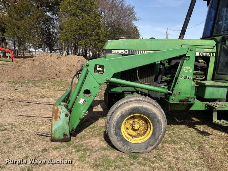 image for item ES5877 1983 John Deere 2950 tractor