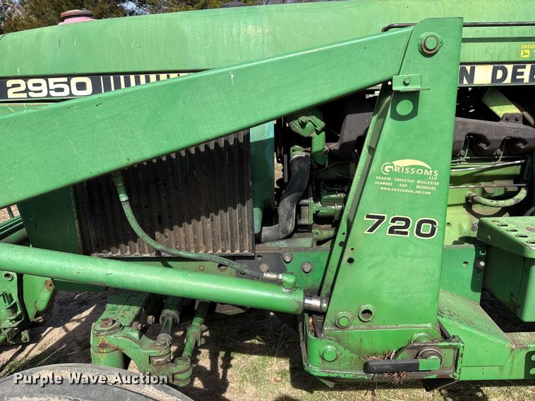 image for item ES5877 1983 John Deere 2950 tractor