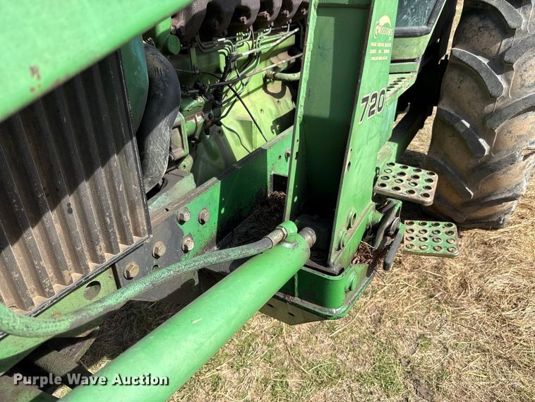 image for item ES5877 1983 John Deere 2950 tractor