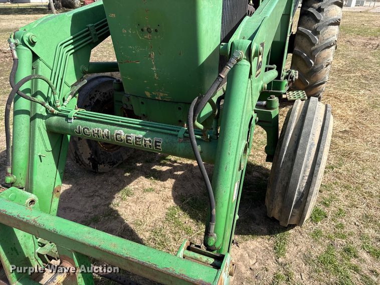 image for item ES5877 1983 John Deere 2950 tractor