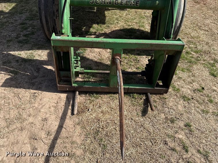 image for item ES5877 1983 John Deere 2950 tractor