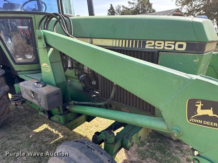 image for item ES5877 1983 John Deere 2950 tractor