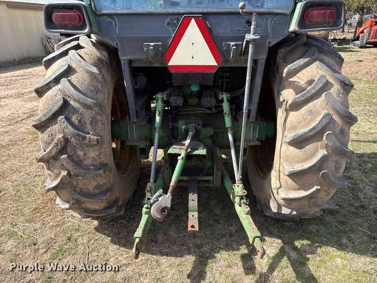 image for item ES5877 1983 John Deere 2950 tractor