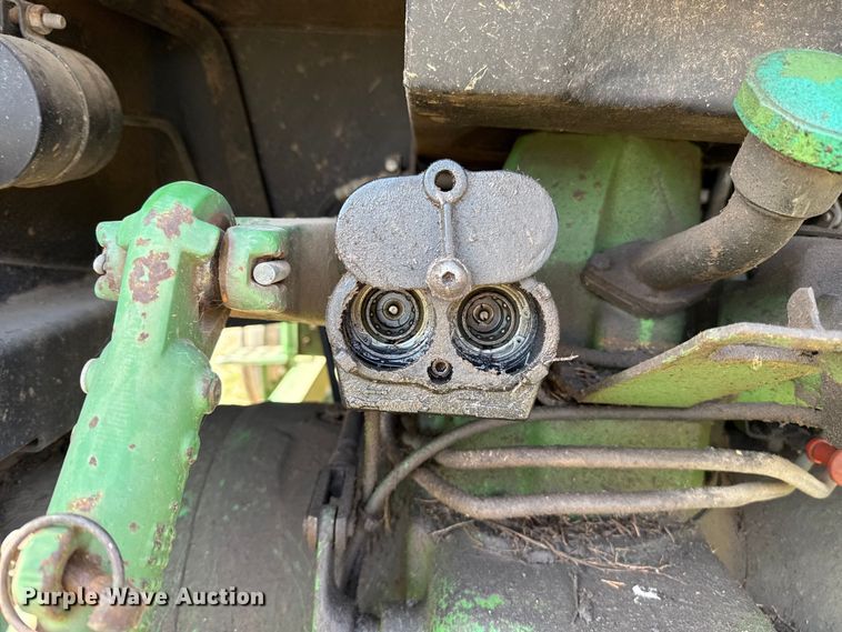 image for item ES5877 1983 John Deere 2950 tractor