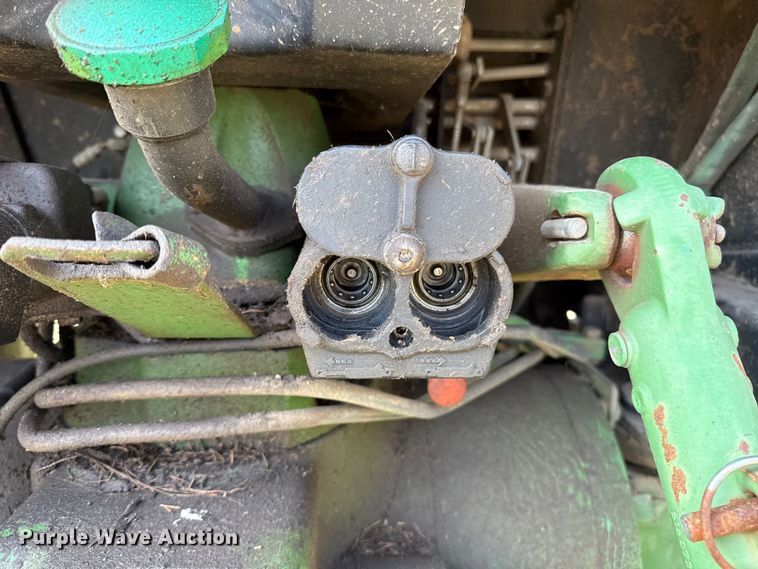 image for item ES5877 1983 John Deere 2950 tractor