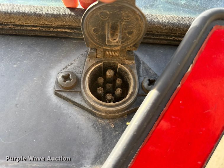 image for item ES5877 1983 John Deere 2950 tractor