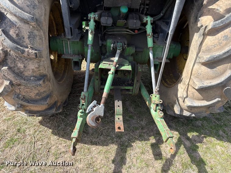 image for item ES5877 1983 John Deere 2950 tractor