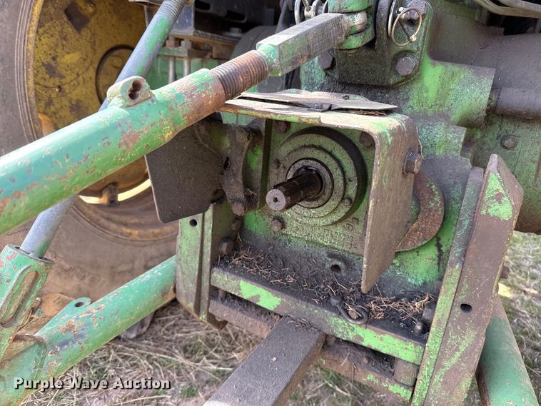 image for item ES5877 1983 John Deere 2950 tractor