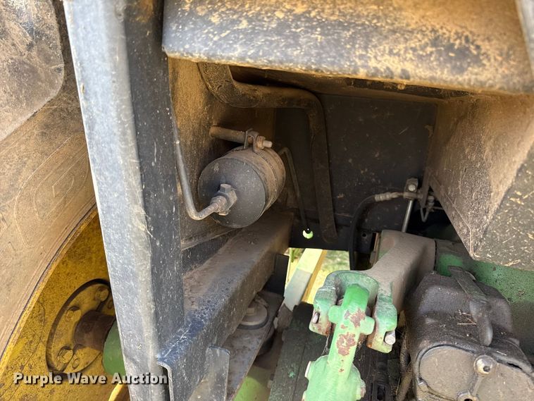 image for item ES5877 1983 John Deere 2950 tractor