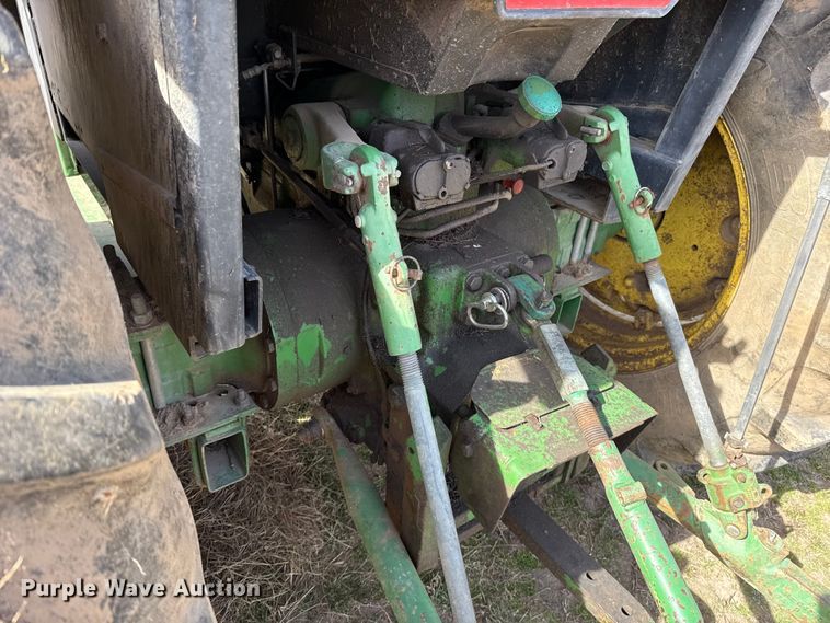 image for item ES5877 1983 John Deere 2950 tractor