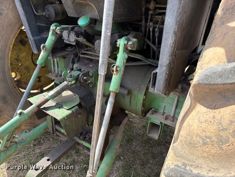 image for item ES5877 1983 John Deere 2950 tractor