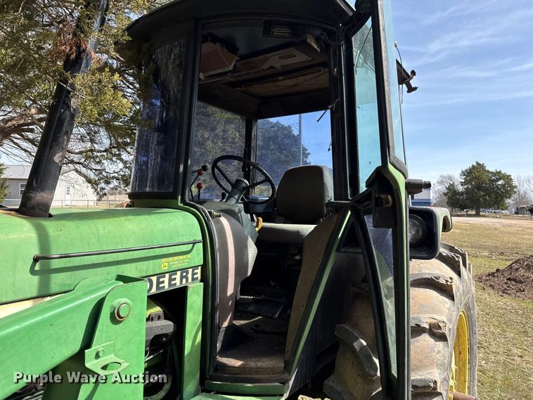 image for item ES5877 1983 John Deere 2950 tractor