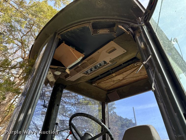 image for item ES5877 1983 John Deere 2950 tractor