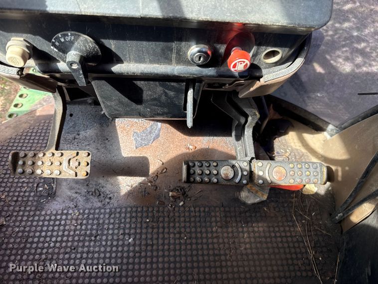 image for item ES5877 1983 John Deere 2950 tractor