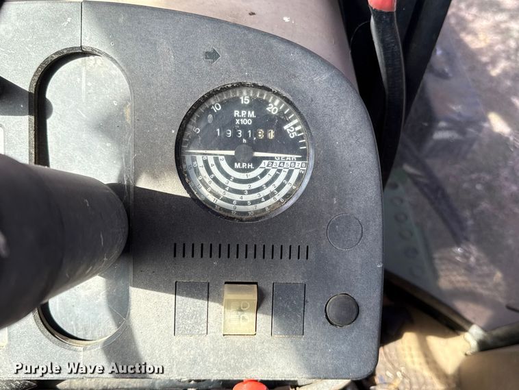 image for item ES5877 1983 John Deere 2950 tractor