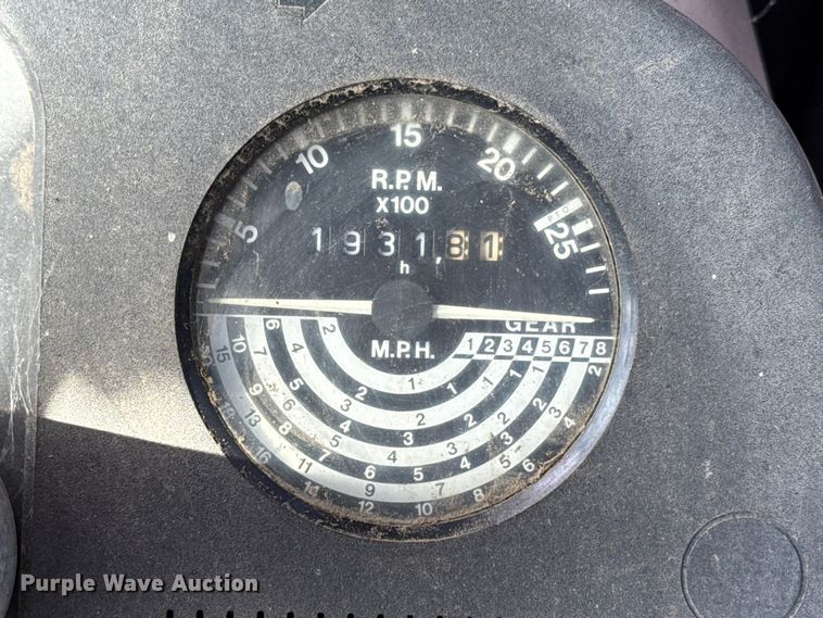 image for item ES5877 1983 John Deere 2950 tractor