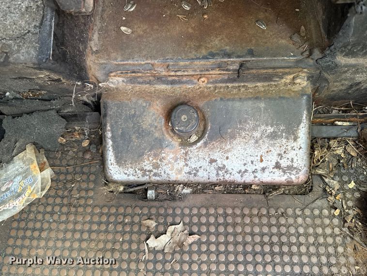 image for item ES5877 1983 John Deere 2950 tractor