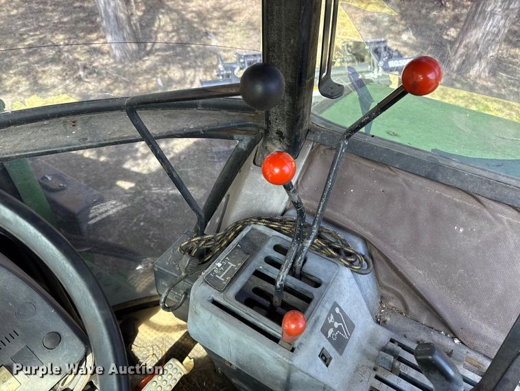 image for item ES5877 1983 John Deere 2950 tractor