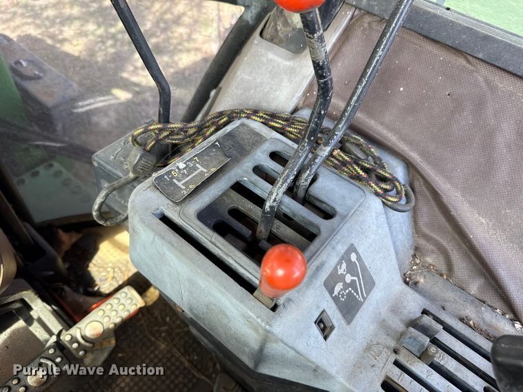 image for item ES5877 1983 John Deere 2950 tractor