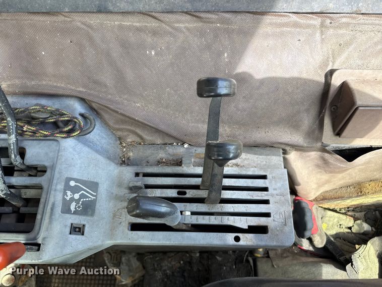 image for item ES5877 1983 John Deere 2950 tractor