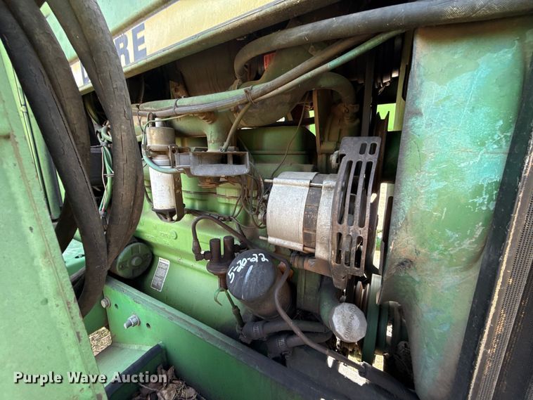 image for item ES5877 1983 John Deere 2950 tractor