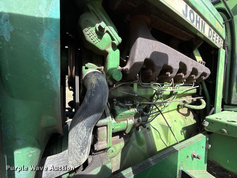 image for item ES5877 1983 John Deere 2950 tractor